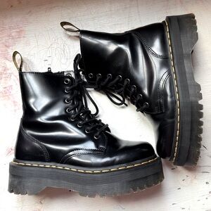 DR.MARTENS JADON
POLISHED SMOOTH BLACK WITH BOX
Size 6
Only worn a couple times